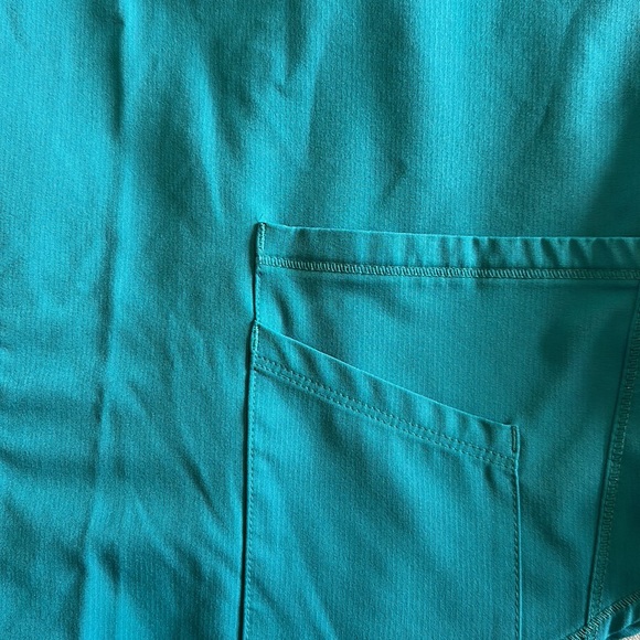 Sketchers women’s scrub top - Picture 4 of 5